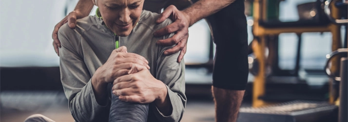 Chiropractic Lincoln NE Knee Pain Lady A woman holding her knee in pain.